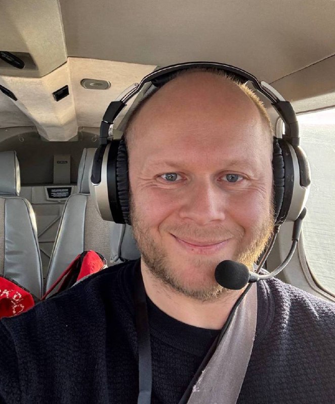 Alex Gervash in the cockpit - pilot, psychologist, fear of flying specialist